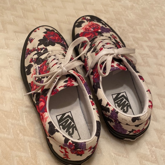 Vans Shoes - Vans, off the wall !! Women’s 8